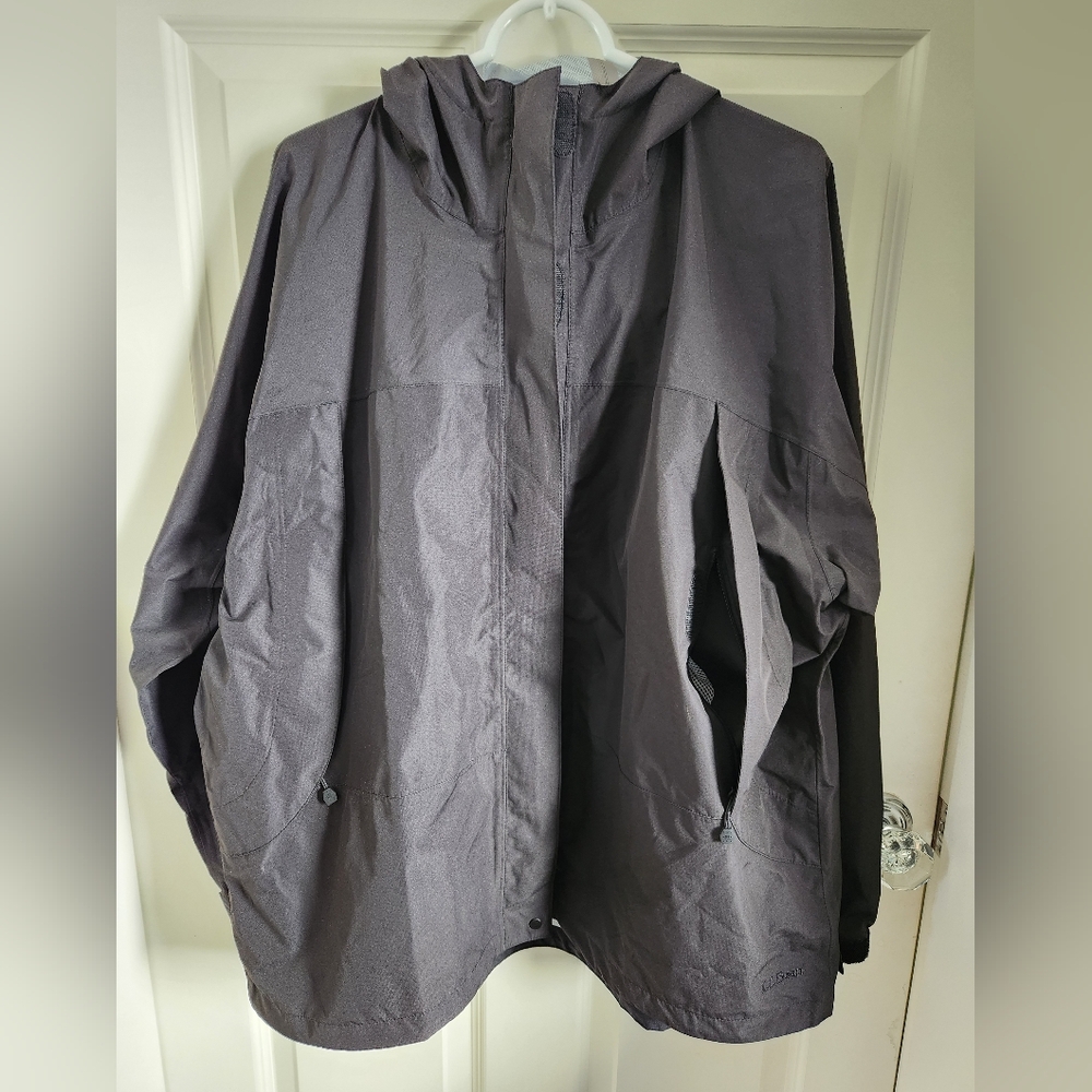 LL Bean Woman's Rain Jacket NWT - Picture 2 of 7